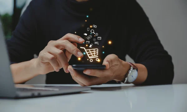 persona comprando productos y servicios en internet usando su dispositivo mÃ³vil celular